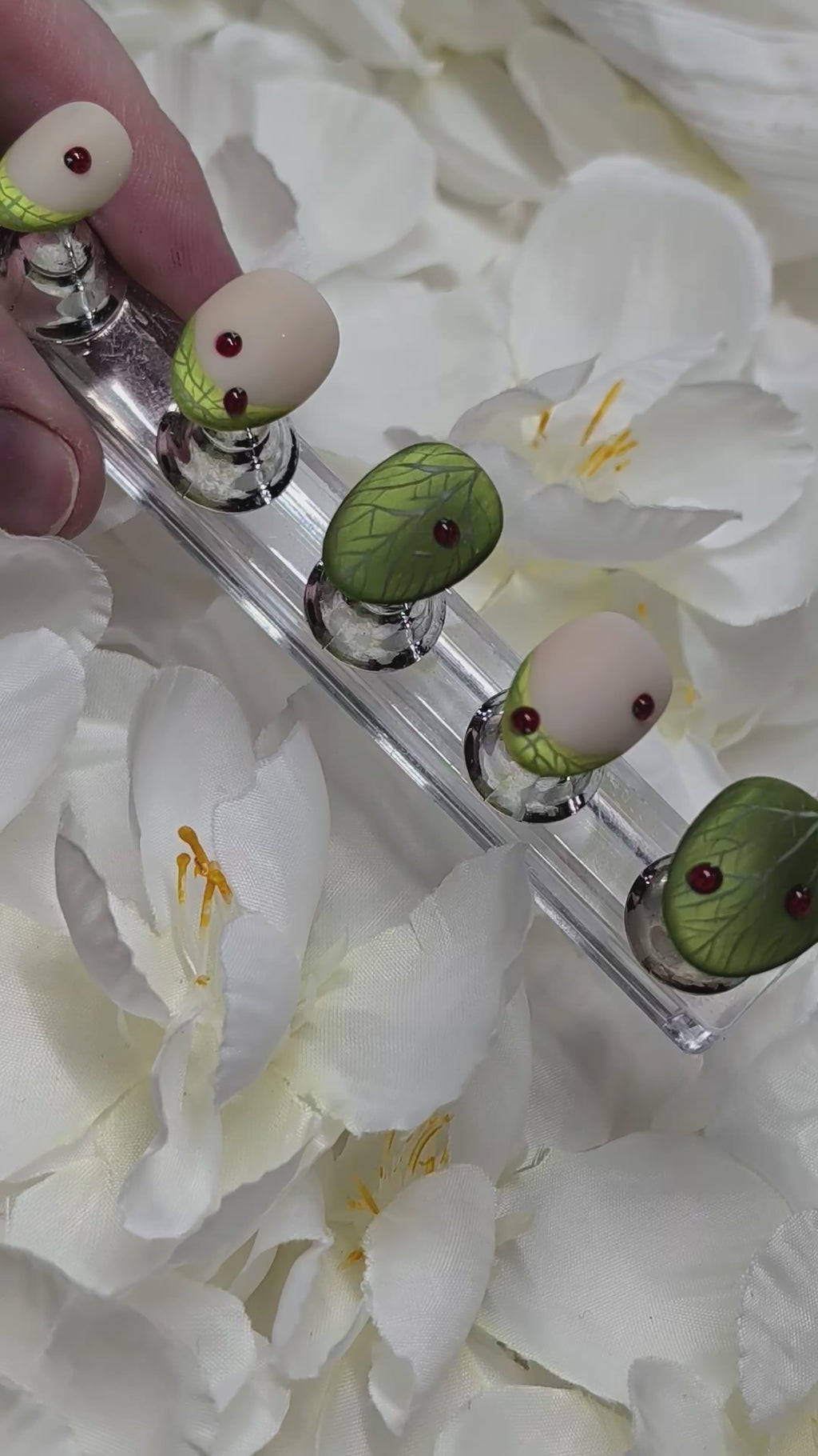 "Ladies On A Leaf" Nail Set